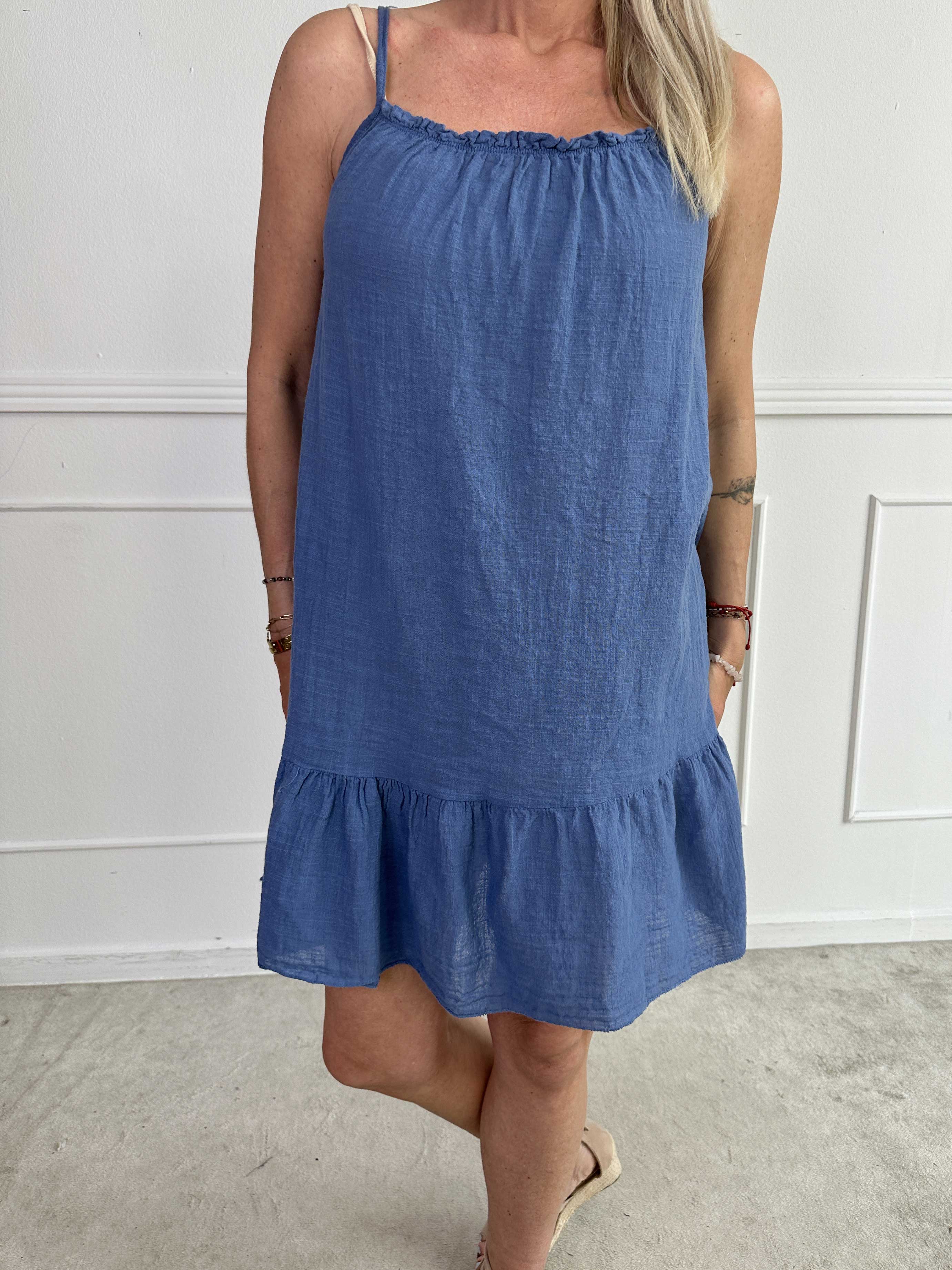 Aegle - Bomulds stropkjole i hørlignende stof med flæsekant